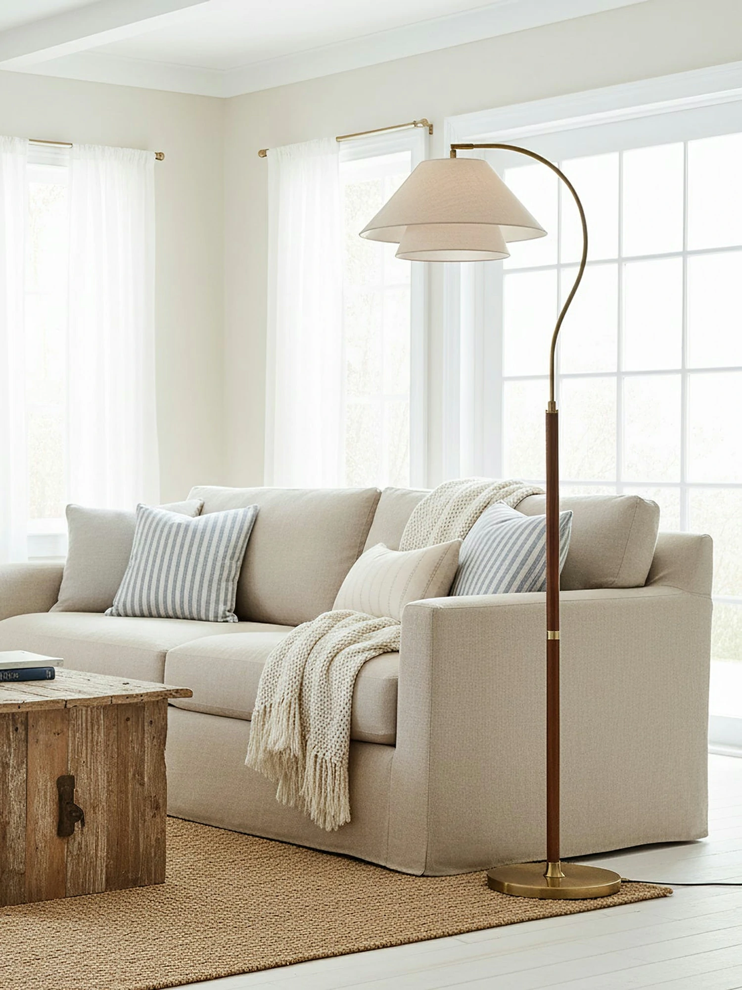 Hands Garner Floor Lamp - Image 3