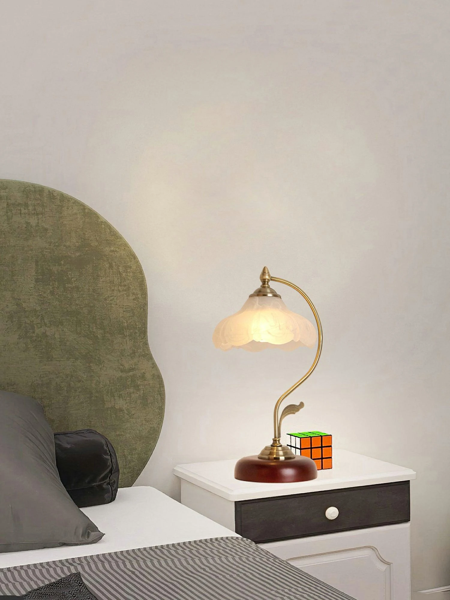 Retro Flower Table Lamp - Image 10