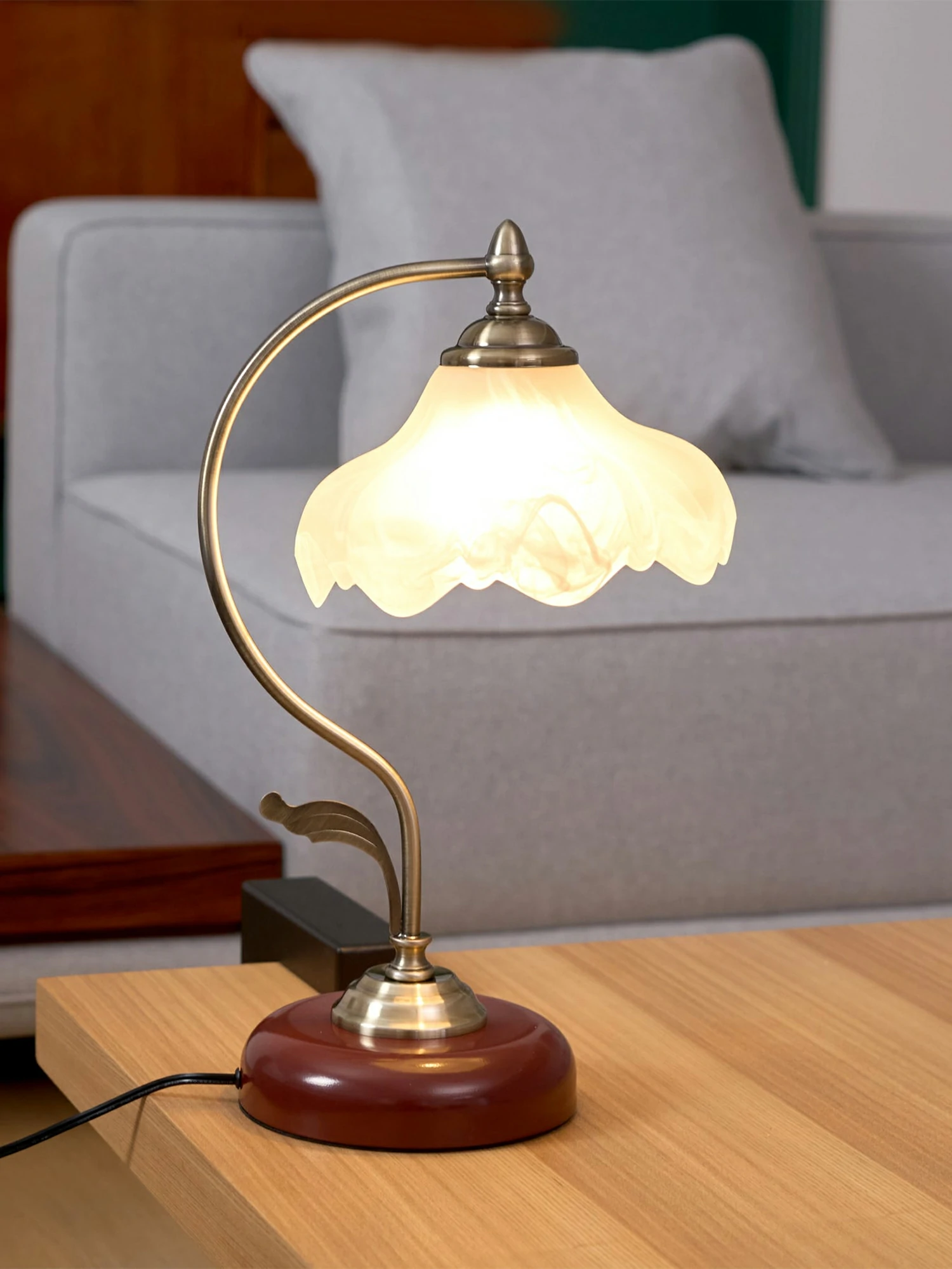 Retro Flower Table Lamp - Image 2