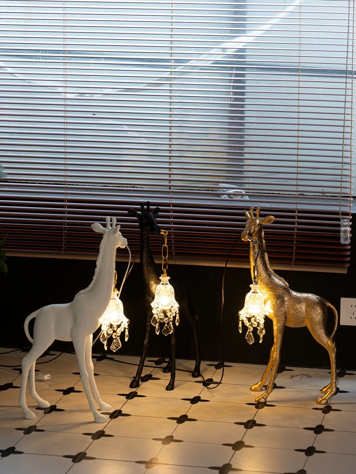 Giraffe Royale Sculpture Floor Lamp - Image 4